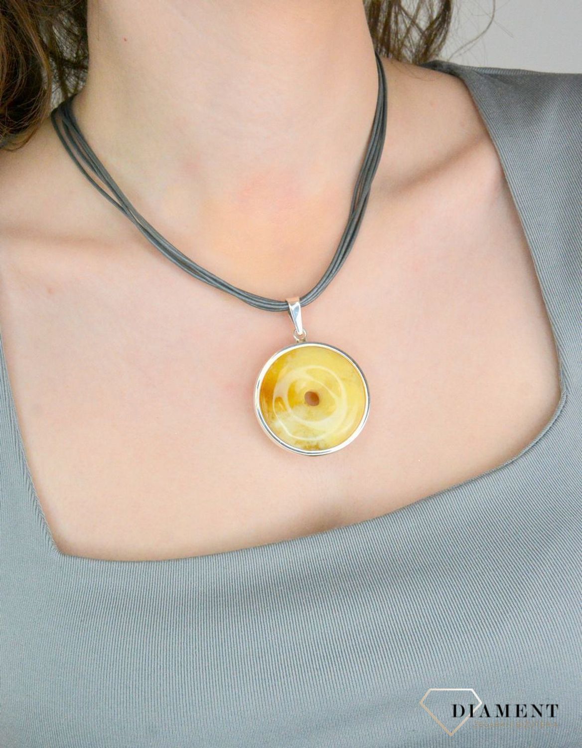 Zawieszka srebrna bursztyn bałtycki okrągły pr 925, DIA-ZAW-12730-925 Srebrna zawieszka bursztyn bałtycki w okrągłym kształcie to propozycja od Sklepu Jubilerskiego Diament.1.jpg