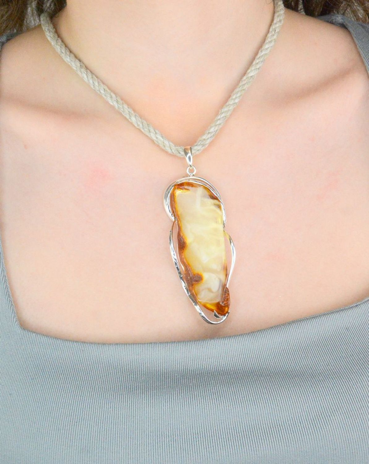 Zawieszka srebrna z dużym bursztynem bałtyckim pr 925, DIA-ZAW-12732-925 Srebrna zawieszka z dużym bursztynem bałtyckim to propozycja od Sklepu Jubilerskiego Diament. 1.jpg