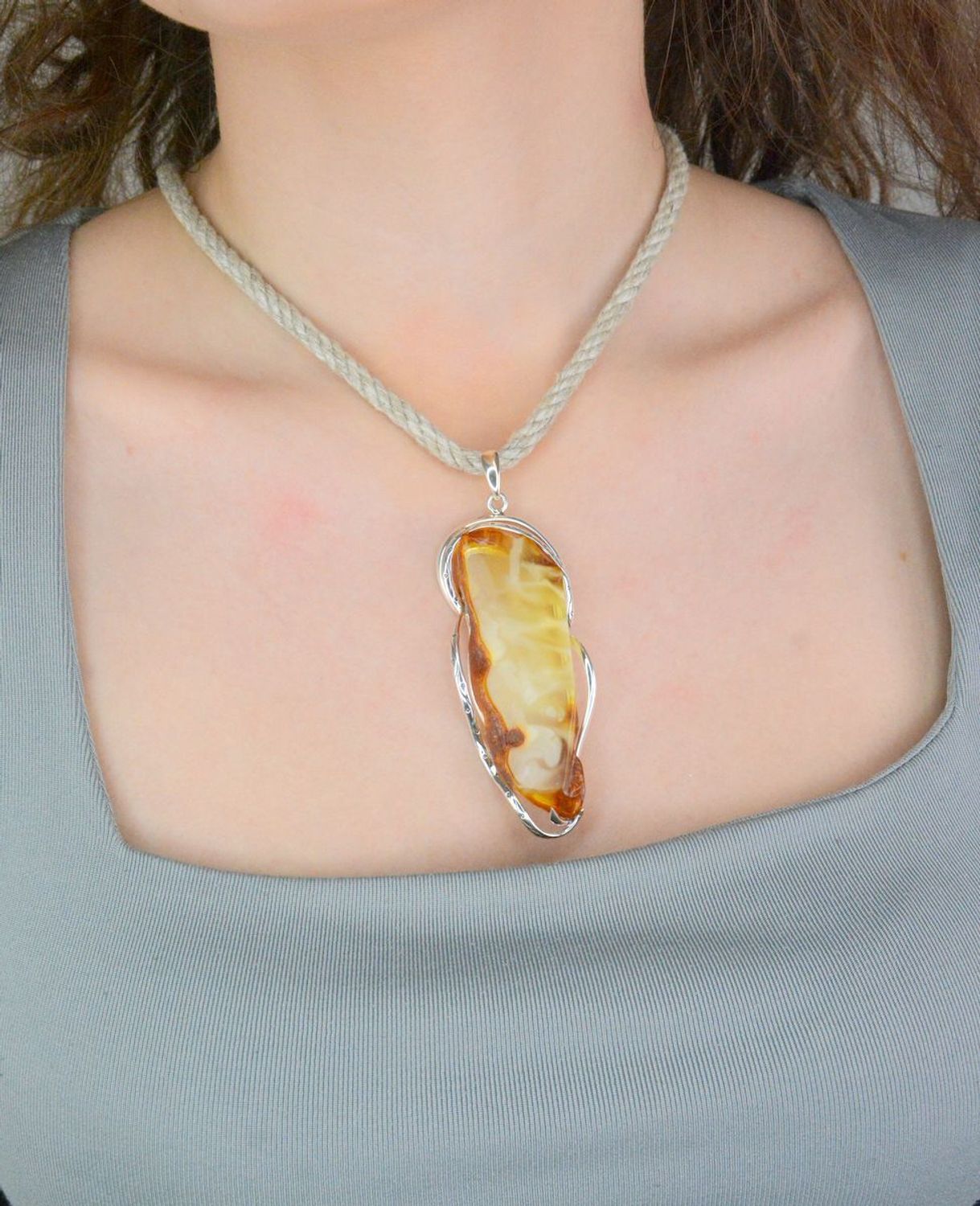 Zawieszka srebrna z dużym bursztynem bałtyckim pr 925, DIA-ZAW-12732-925 Srebrna zawieszka z dużym bursztynem bałtyckim to propozycja od Sklepu Jubilerskiego Diament. 1.jpg