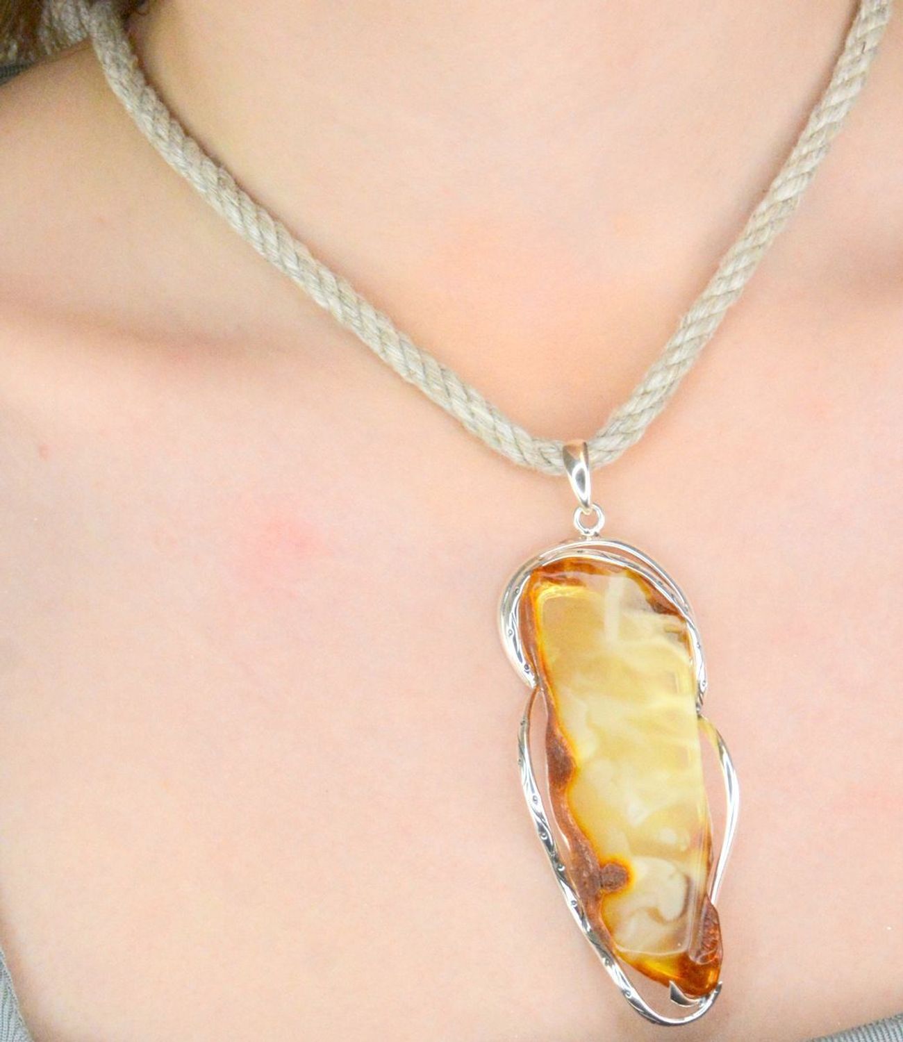 Zawieszka srebrna z dużym bursztynem bałtyckim pr 925, DIA-ZAW-12732-925 Srebrna zawieszka z dużym bursztynem bałtyckim to propozycja od Sklepu Jubilerskiego Diament. 1.jpg