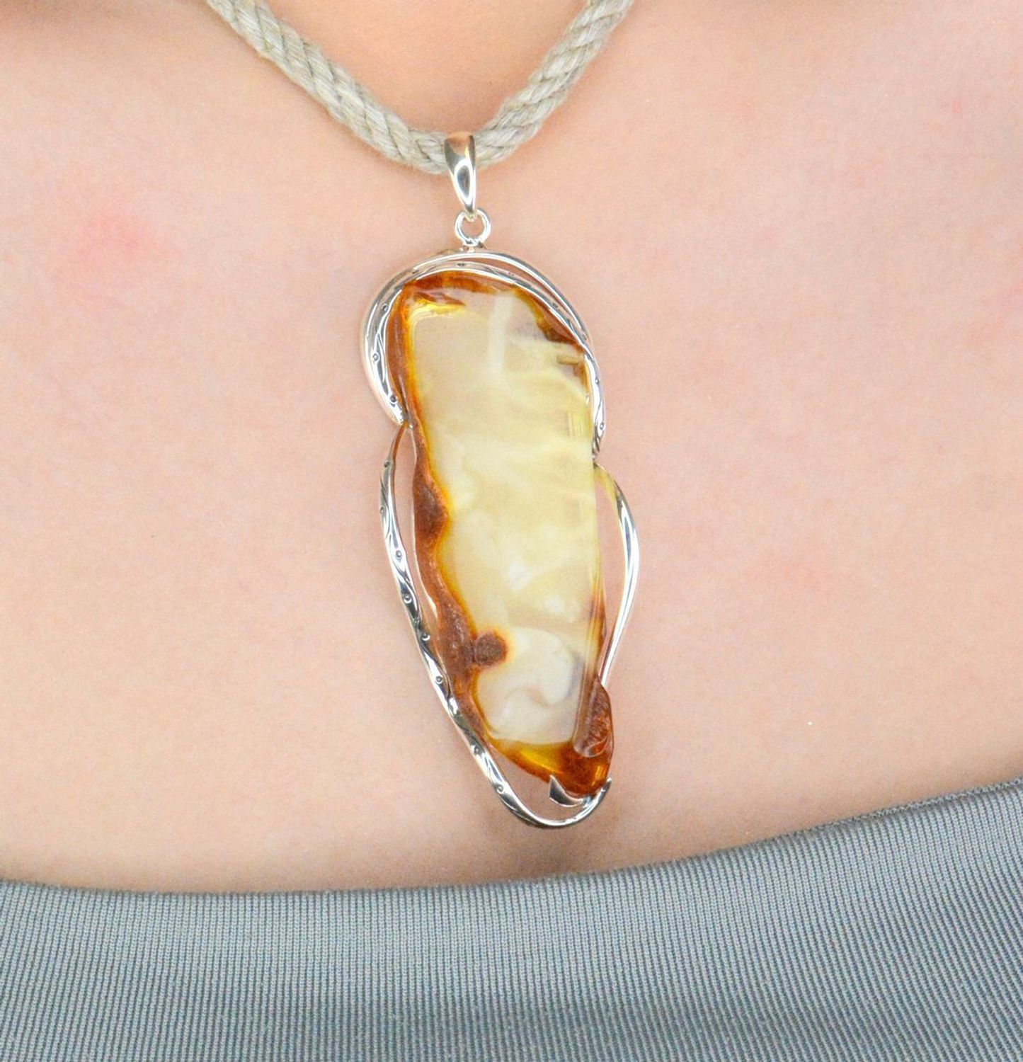 Zawieszka srebrna z dużym bursztynem bałtyckim pr 925, DIA-ZAW-12732-925 Srebrna zawieszka z dużym bursztynem bałtyckim to propozycja od Sklepu Jubilerskiego Diament. 1.jpg