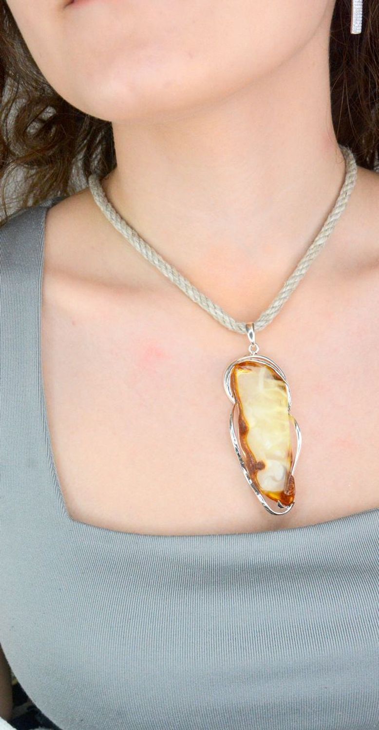 Zawieszka srebrna z dużym bursztynem bałtyckim pr 925, DIA-ZAW-12732-925 Srebrna zawieszka z dużym bursztynem bałtyckim to propozycja od Sklepu Jubilerskiego Diament. 1.jpg