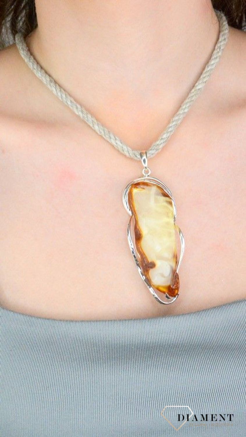 Zawieszka srebrna z dużym bursztynem bałtyckim pr 925, DIA-ZAW-12732-925 Srebrna zawieszka z dużym bursztynem bałtyckim to propozycja od Sklepu Jubilerskiego Diament. 1.jpg
