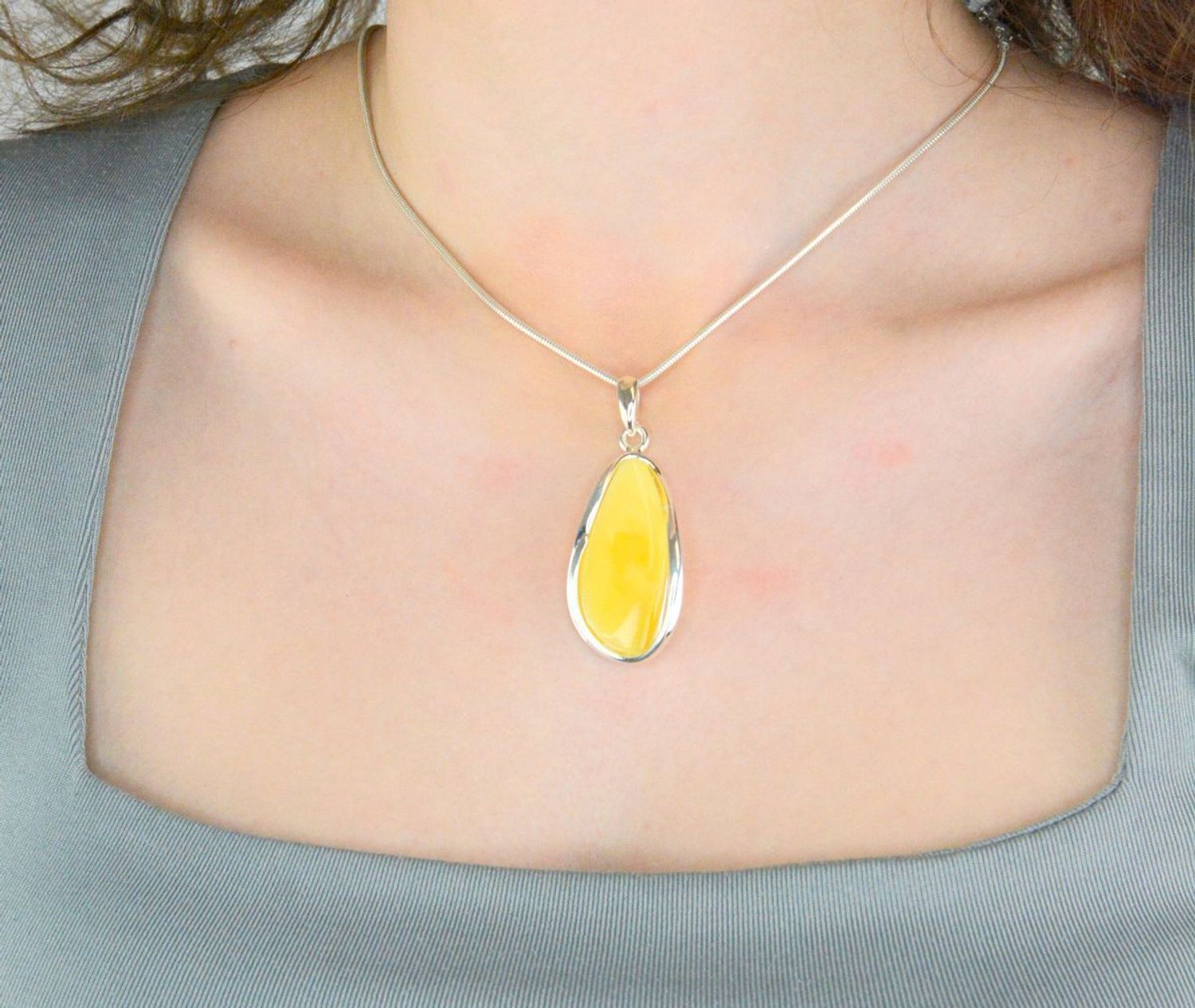 Zawieszka srebrna bursztyn owalny pr 925, DIA-ZAW-12733-925 Srebrna zawieszka bursztyn bałtycki w owalnym kształcie to propozycja od Sklepu Jubilerskiego Diament.1.jpg