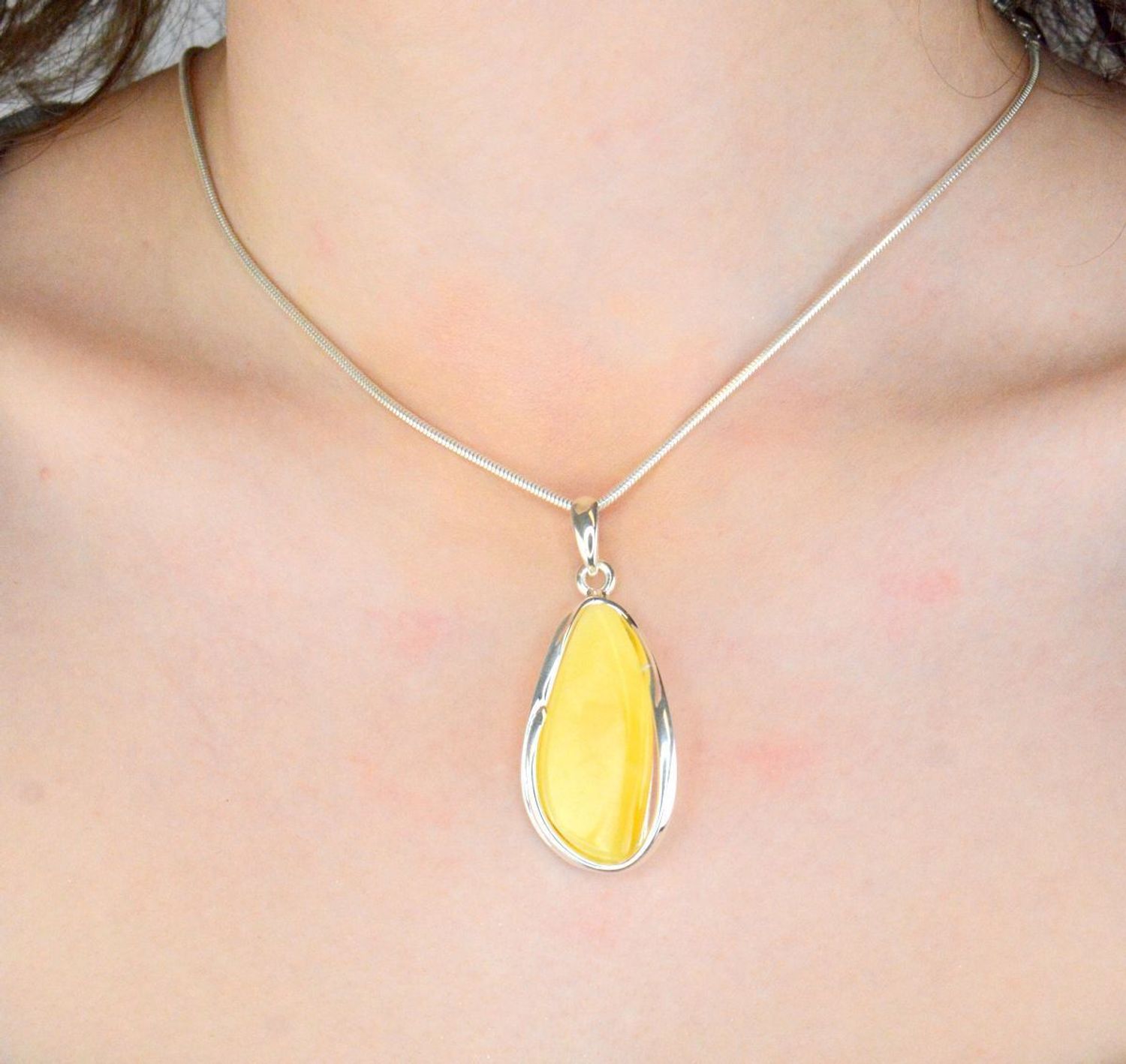 Zawieszka srebrna bursztyn owalny pr 925, DIA-ZAW-12733-925 Srebrna zawieszka bursztyn bałtycki w owalnym kształcie to propozycja od Sklepu Jubilerskiego Diament.1.jpg