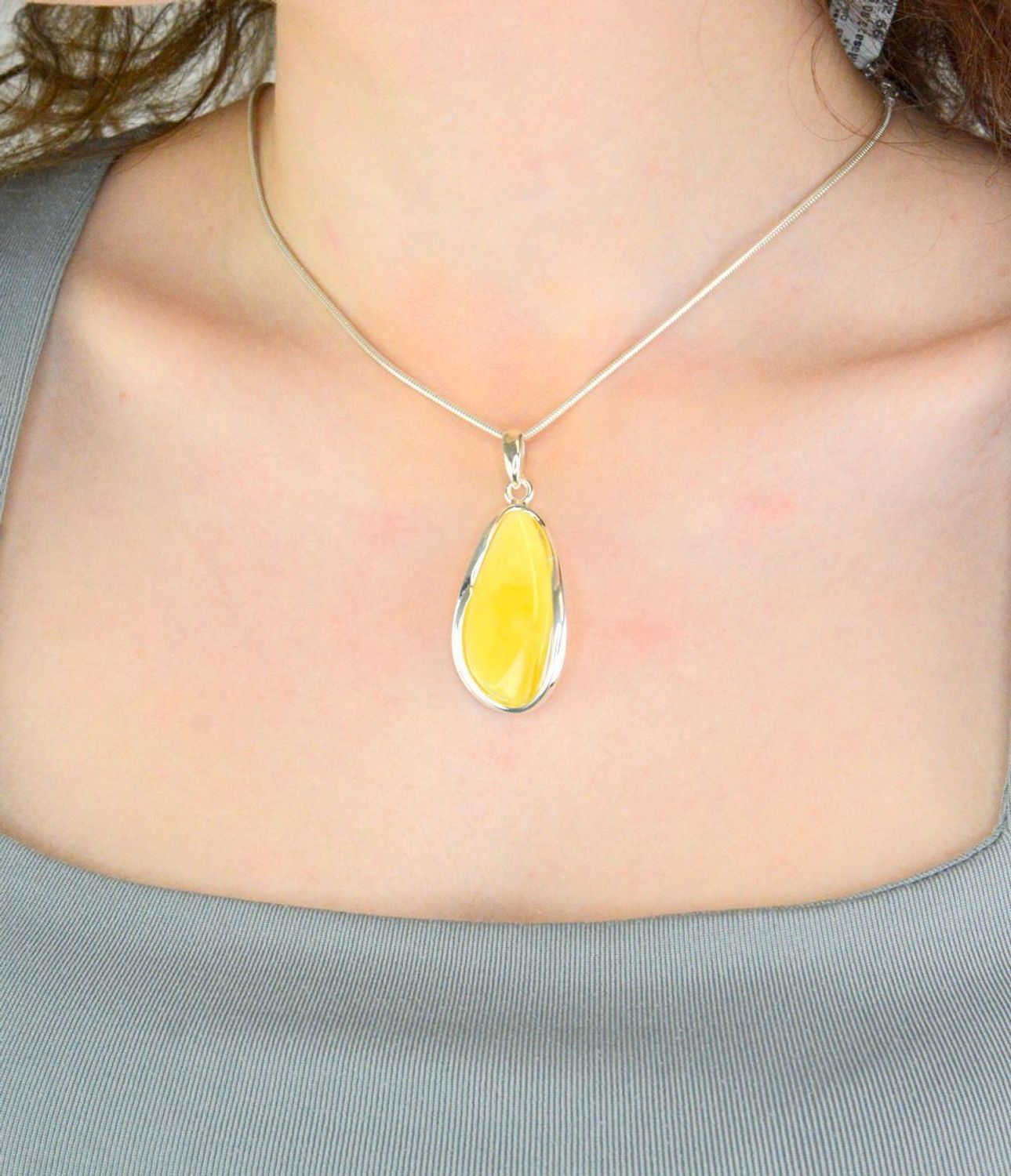 Zawieszka srebrna bursztyn owalny pr 925, DIA-ZAW-12733-925 Srebrna zawieszka bursztyn bałtycki w owalnym kształcie to propozycja od Sklepu Jubilerskiego Diament.1.jpg