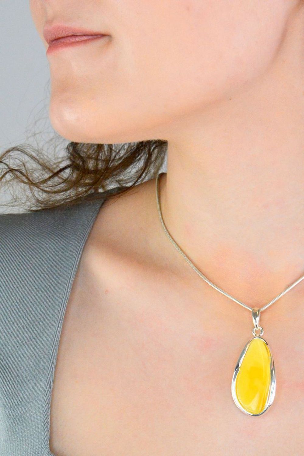 Zawieszka srebrna bursztyn owalny pr 925, DIA-ZAW-12733-925 Srebrna zawieszka bursztyn bałtycki w owalnym kształcie to propozycja od Sklepu Jubilerskiego Diament.1.jpg