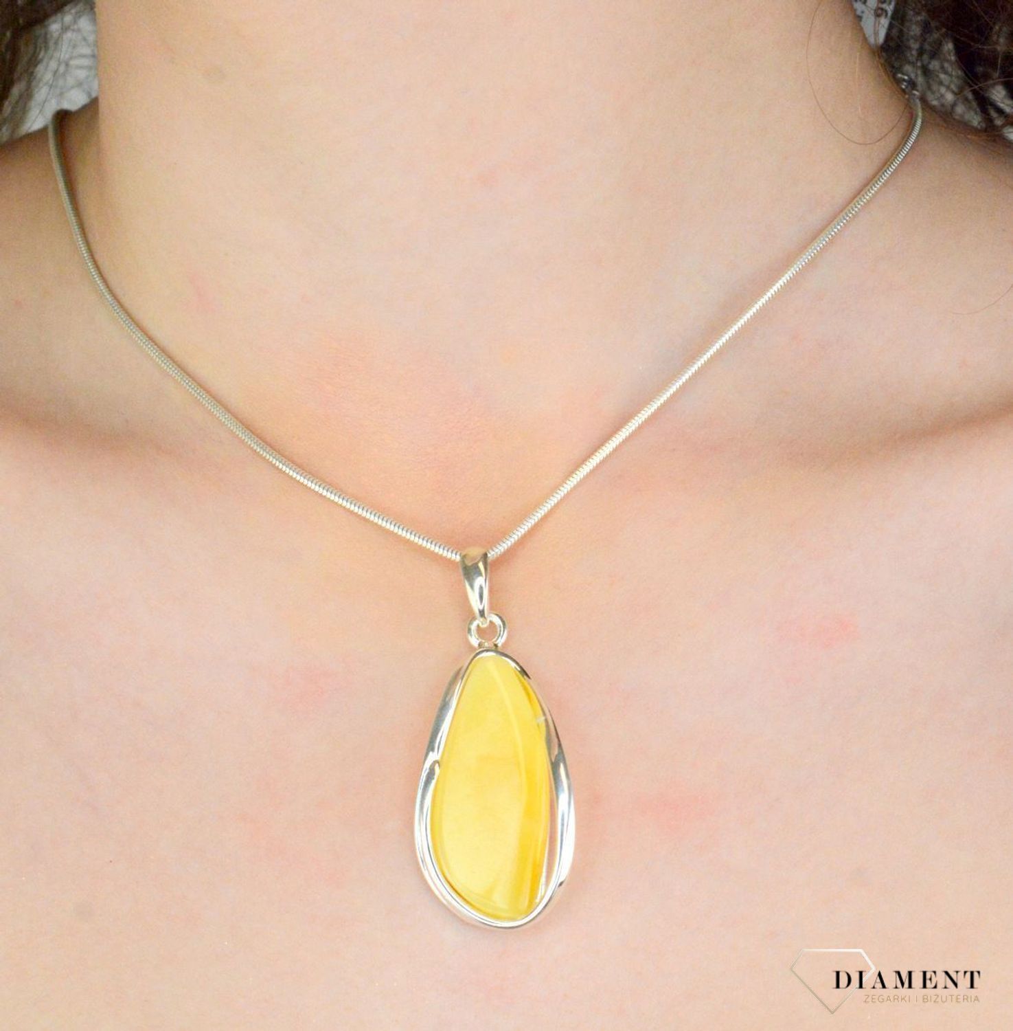 Zawieszka srebrna bursztyn owalny pr 925, DIA-ZAW-12733-925 Srebrna zawieszka bursztyn bałtycki w owalnym kształcie to propozycja od Sklepu Jubilerskiego Diament.1.jpg