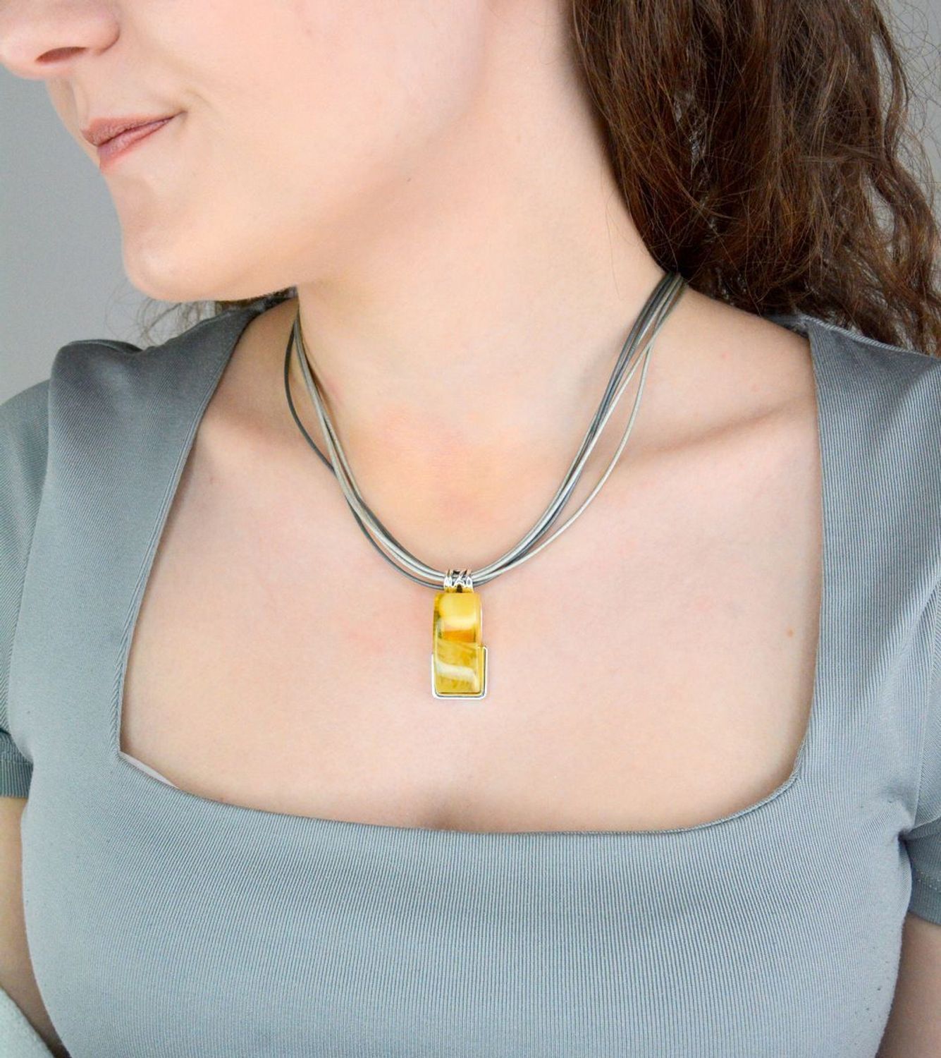 Zawieszka srebrna bursztyn prostokątny pr 925, DIA-ZAW-12734-925  Srebrna zawieszka bursztyn bałtycki w prostokątnym kształcie to propozycja od Sklepu Jubilerskiego Diament1.jpg