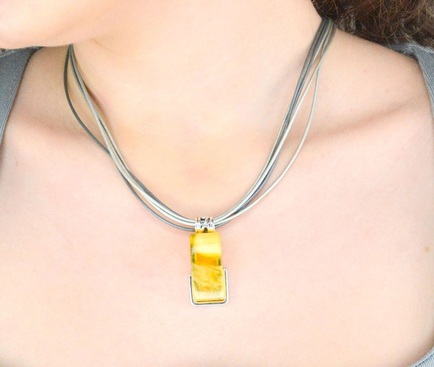 Zawieszka srebrna bursztyn prostokątny pr 925, DIA-ZAW-12734-925  Srebrna zawieszka bursztyn bałtycki w prostokątnym kształcie to propozycja od Sklepu Jubilerskiego Diament1.jpg