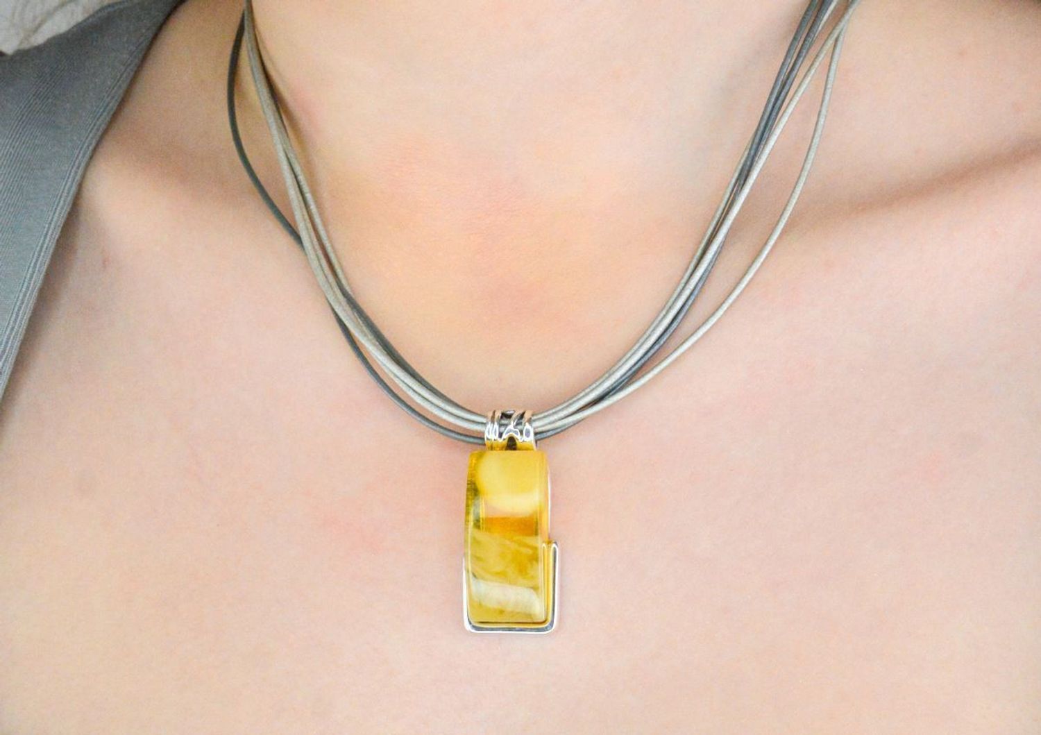 Zawieszka srebrna bursztyn prostokątny pr 925, DIA-ZAW-12734-925  Srebrna zawieszka bursztyn bałtycki w prostokątnym kształcie to propozycja od Sklepu Jubilerskiego Diament1.jpg