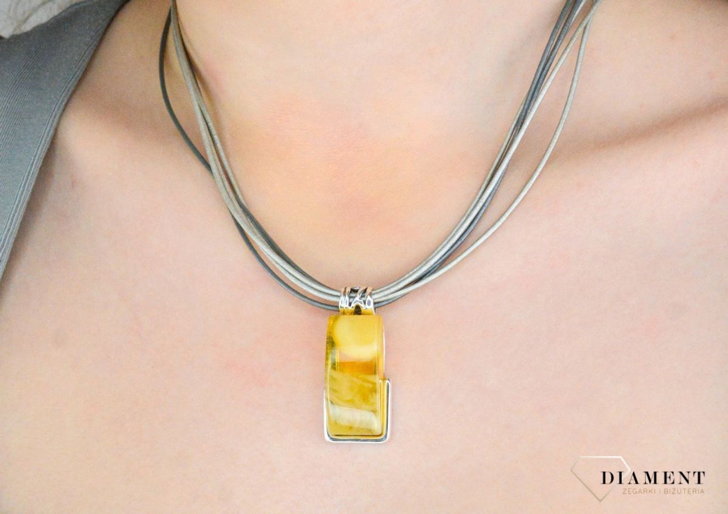Zawieszka srebrna bursztyn prostokątny pr 925, DIA-ZAW-12734-925  Srebrna zawieszka bursztyn bałtycki w prostokątnym kształcie to propozycja od Sklepu Jubilerskiego Diament1.jpg