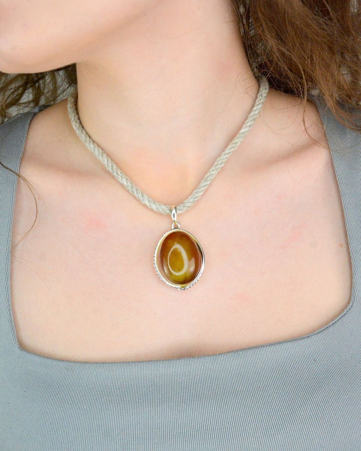 Zawieszka srebrna bursztyn owalny pr 925, DIA-ZAW-12735-925 Srebrna zawieszka bursztyn bałtycki w owalnym kształcie to propozycja od Sklepu Jubilerskiego Diament. 1.jpg