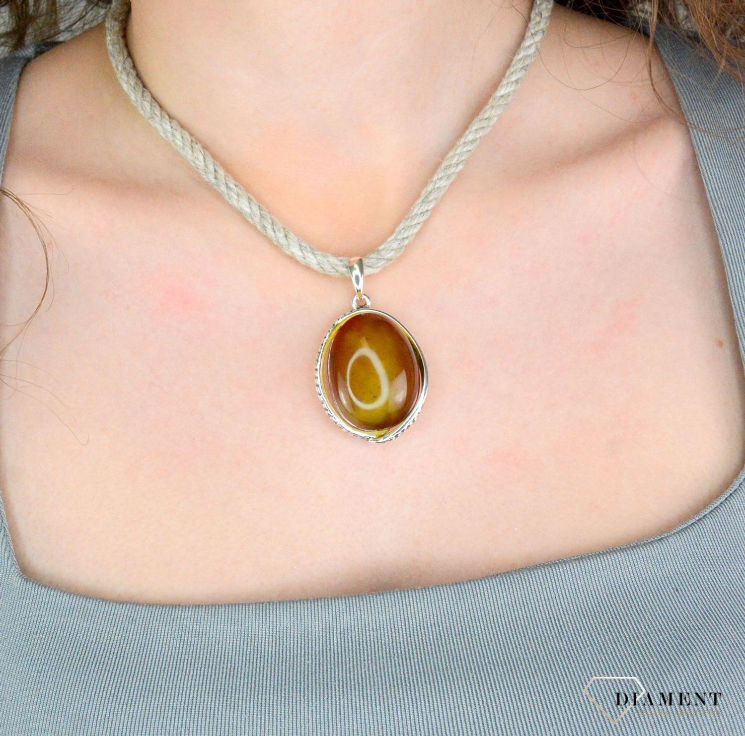 Zawieszka srebrna bursztyn owalny pr 925, DIA-ZAW-12735-925 Srebrna zawieszka bursztyn bałtycki w owalnym kształcie to propozycja od Sklepu Jubilerskiego Diament. 1.jpg