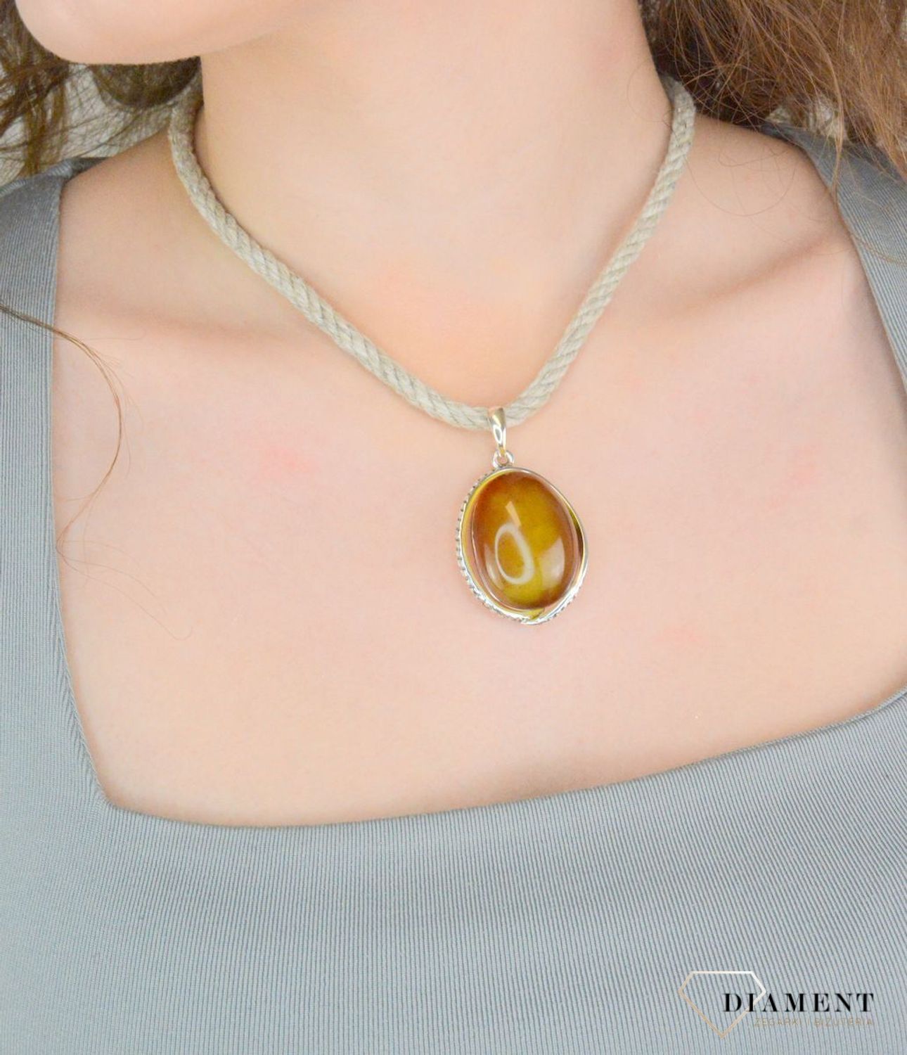 Zawieszka srebrna bursztyn owalny pr 925, DIA-ZAW-12735-925 Srebrna zawieszka bursztyn bałtycki w owalnym kształcie to propozycja od Sklepu Jubilerskiego Diament. 1.jpg