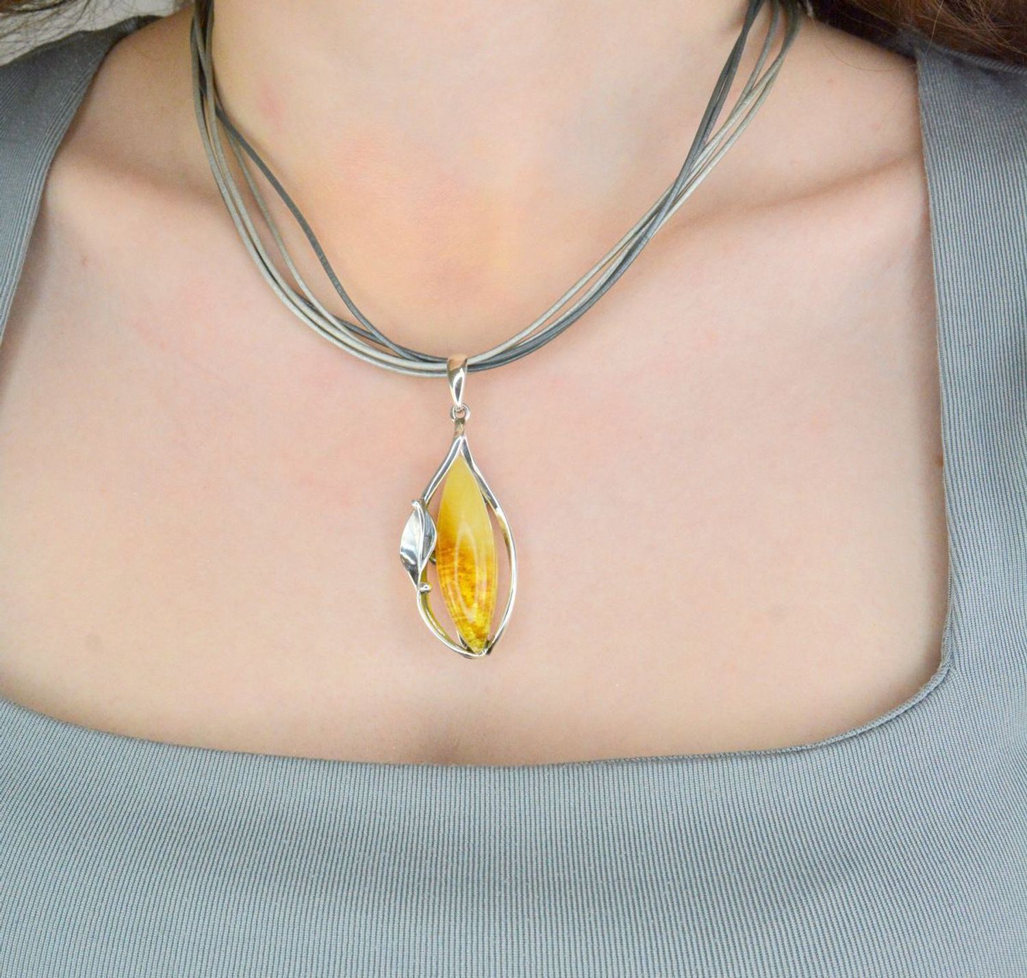 Zawieszka srebrna z bursztynem bałtyckim mlecznym pr 925, DIA-ZAW-12736-925 Srebrna zawieszka bursztyn bałtycki w owalnym kształcie to propozycja od Sklepu Jubilerskiego Diament. 1.jpg