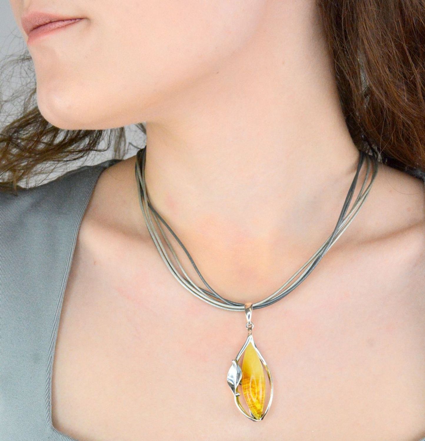 Zawieszka srebrna z bursztynem bałtyckim mlecznym pr 925, DIA-ZAW-12736-925 Srebrna zawieszka bursztyn bałtycki w owalnym kształcie to propozycja od Sklepu Jubilerskiego Diament. 1.jpg