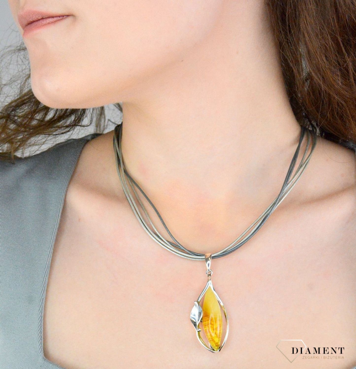 Zawieszka srebrna z bursztynem bałtyckim mlecznym pr 925, DIA-ZAW-12736-925 Srebrna zawieszka bursztyn bałtycki w owalnym kształcie to propozycja od Sklepu Jubilerskiego Diament. 1.jpg