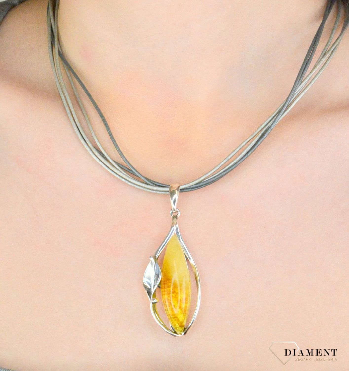 Zawieszka srebrna z bursztynem bałtyckim mlecznym pr 925, DIA-ZAW-12736-925 Srebrna zawieszka bursztyn bałtycki w owalnym kształcie to propozycja od Sklepu Jubilerskiego Diament. 1.jpg