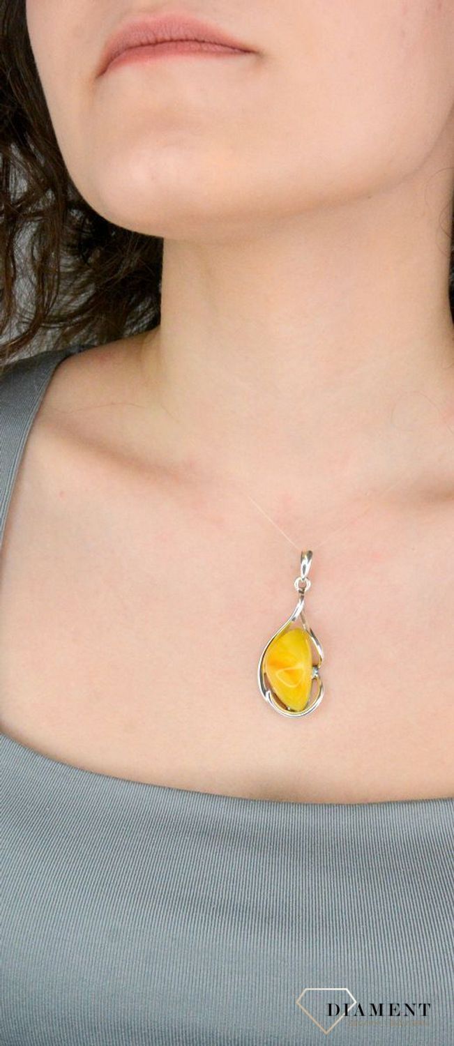 Zawieszka srebrna bursztyn bałtycki pr 925, DIA-ZAW-12737-925 Srebrna zawieszka bursztyn bałtycki w kształcie łezki to propozycja od Sklepu Jubilerskiego Diament. 1.jpg