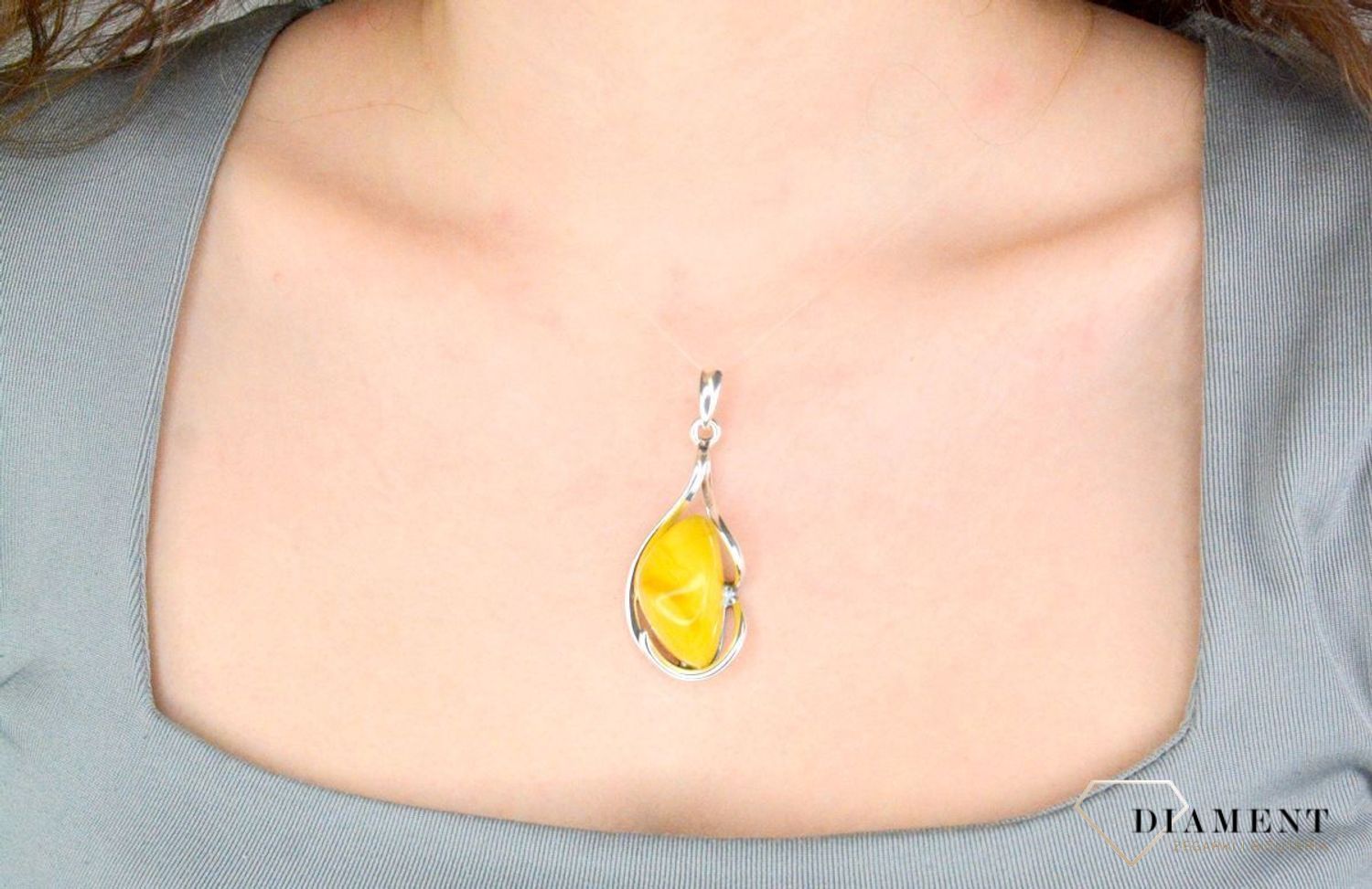 Zawieszka srebrna bursztyn bałtycki pr 925, DIA-ZAW-12737-925 Srebrna zawieszka bursztyn bałtycki w kształcie łezki to propozycja od Sklepu Jubilerskiego Diament. 1.jpg