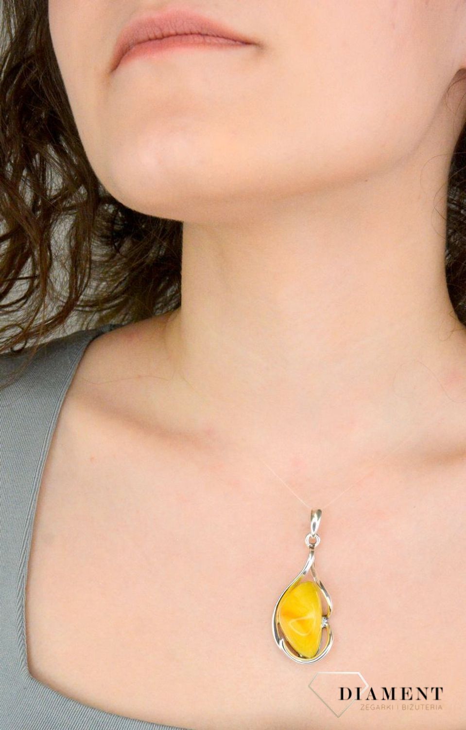 Zawieszka srebrna bursztyn bałtycki pr 925, DIA-ZAW-12737-925 Srebrna zawieszka bursztyn bałtycki w kształcie łezki to propozycja od Sklepu Jubilerskiego Diament. 1.jpg