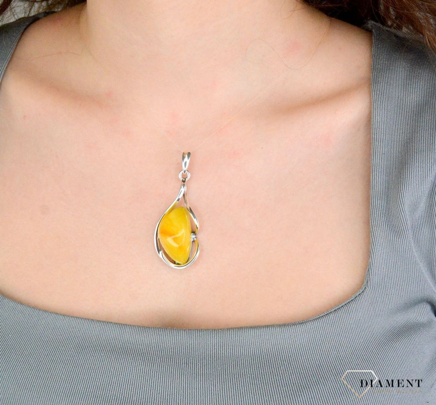 Zawieszka srebrna bursztyn bałtycki pr 925, DIA-ZAW-12737-925 Srebrna zawieszka bursztyn bałtycki w kształcie łezki to propozycja od Sklepu Jubilerskiego Diament. 1.jpg