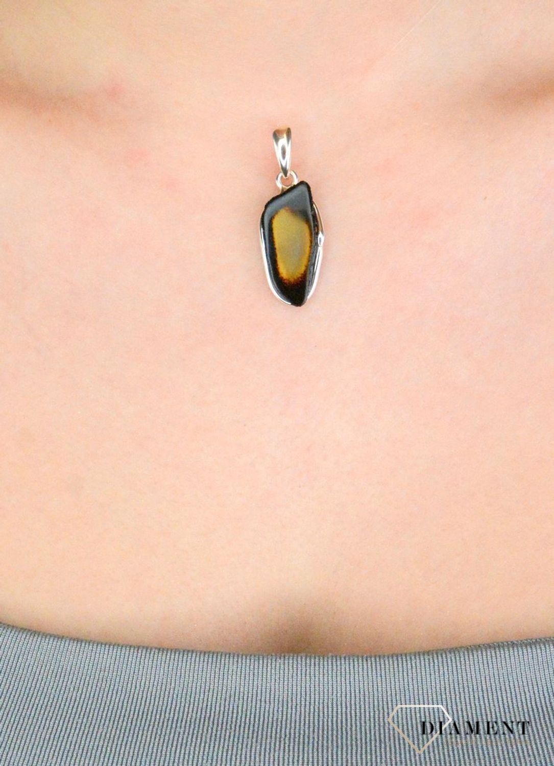 Zawieszka srebrna bursztyn pr 925, DIA-ZAW-12738-925 Srebrna zawieszka bursztyn bałtycki o nieregularnym kształcie to propozycja od Sklepu Jubilerskiego Diament1.jpg