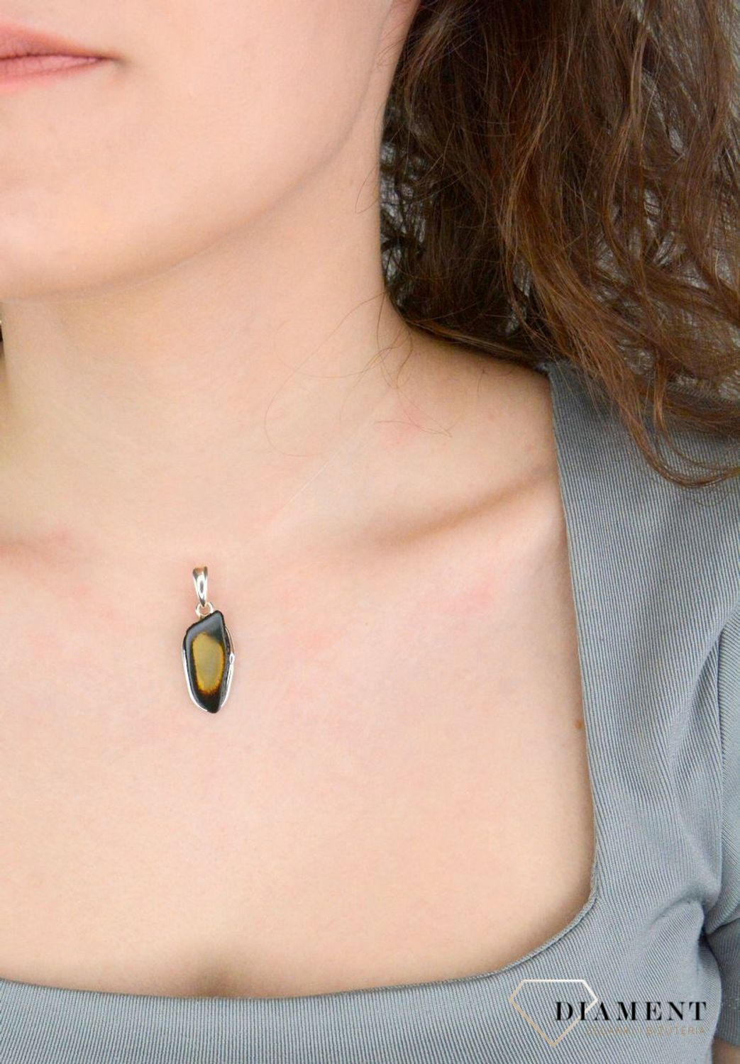 Zawieszka srebrna bursztyn pr 925, DIA-ZAW-12738-925 Srebrna zawieszka bursztyn bałtycki o nieregularnym kształcie to propozycja od Sklepu Jubilerskiego Diament1.jpg