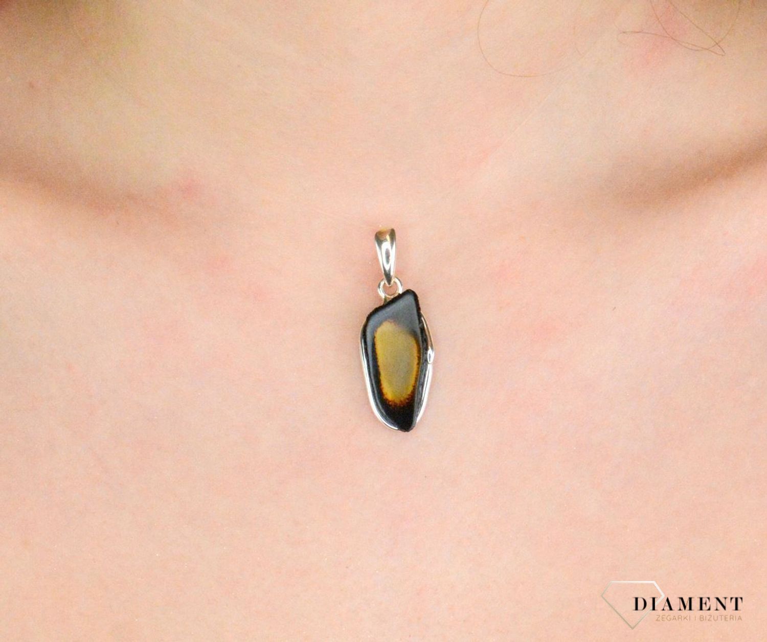 Zawieszka srebrna bursztyn pr 925, DIA-ZAW-12738-925 Srebrna zawieszka bursztyn bałtycki o nieregularnym kształcie to propozycja od Sklepu Jubilerskiego Diament1.jpg