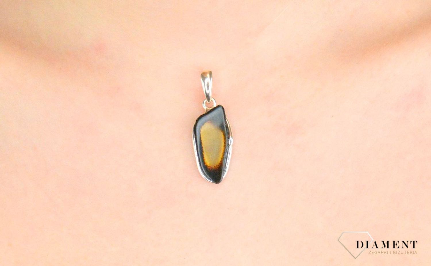 Zawieszka srebrna bursztyn pr 925, DIA-ZAW-12738-925 Srebrna zawieszka bursztyn bałtycki o nieregularnym kształcie to propozycja od Sklepu Jubilerskiego Diament1.jpg