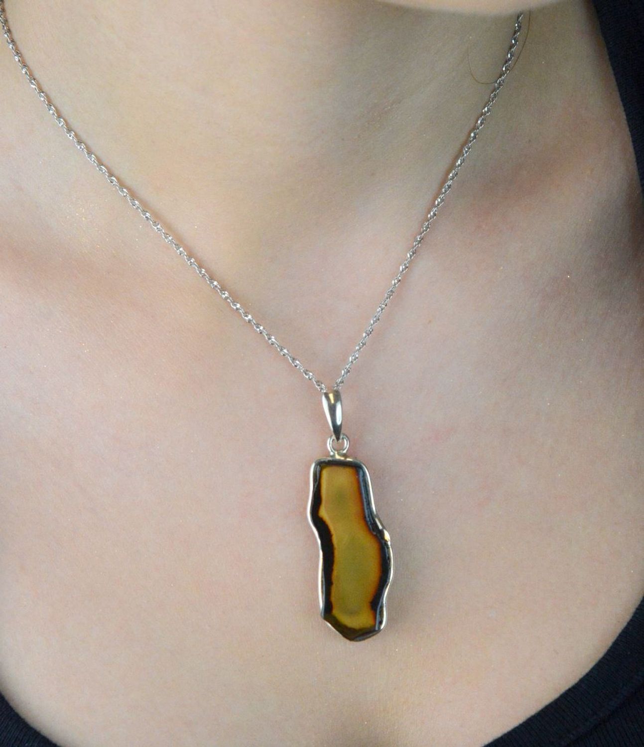 Zawieszka srebrna bursztyn pr 925, DIA-ZAW-12741-925 Srebrna zawieszka bursztyn bałtycki to idealny prezent dla każdej kobiety. Bursztyn to słoneczny klejnot, wyjątkowy, naturalny lubiący przybierać 1.jpg