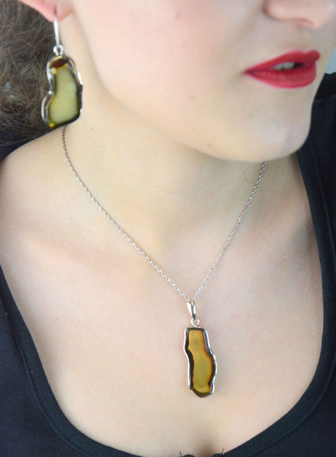 Zawieszka srebrna bursztyn pr 925, DIA-ZAW-12741-925 Srebrna zawieszka bursztyn bałtycki to idealny prezent dla każdej kobiety. Bursztyn to słoneczny klejnot, wyjątkowy, naturalny lubiący przybierać 1.jpg