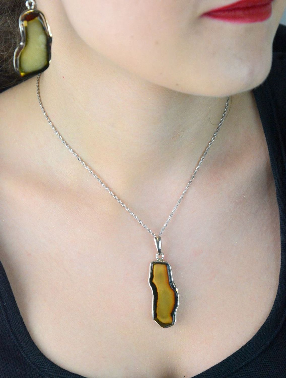 Zawieszka srebrna bursztyn pr 925, DIA-ZAW-12741-925 Srebrna zawieszka bursztyn bałtycki to idealny prezent dla każdej kobiety. Bursztyn to słoneczny klejnot, wyjątkowy, naturalny lubiący przybierać 1.jpg