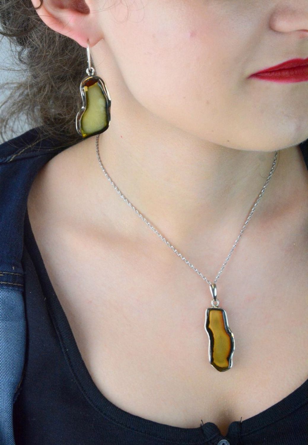 Zawieszka srebrna bursztyn pr 925, DIA-ZAW-12741-925 Srebrna zawieszka bursztyn bałtycki to idealny prezent dla każdej kobiety. Bursztyn to słoneczny klejnot, wyjątkowy, naturalny lubiący przybierać 1.jpg