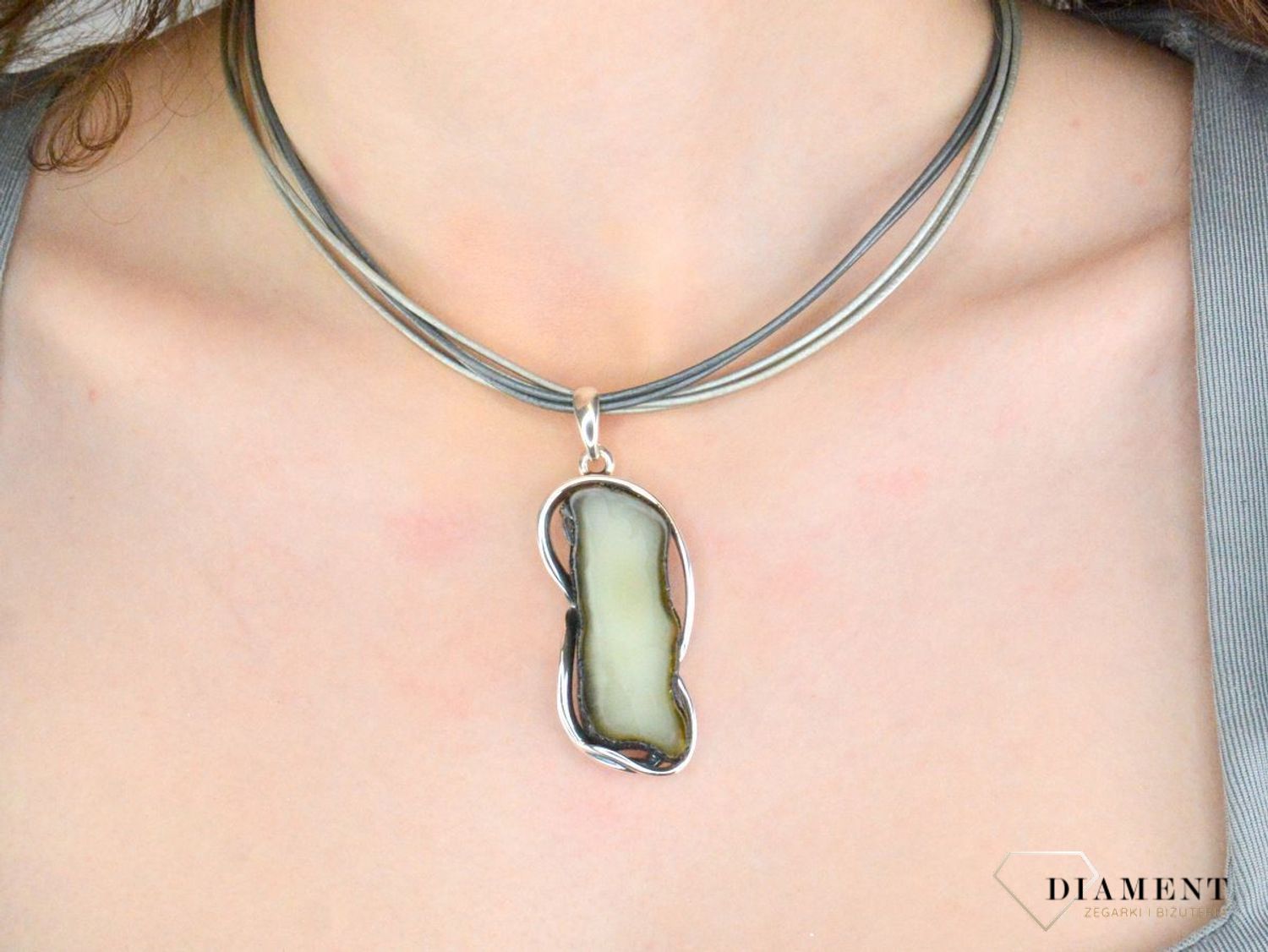 Zawieszka srebrna bursztyn bałtycki pr 925, DIA-ZAW-12743-925  Srebrna zawieszka bursztyn bałtycki to propozycja od Sklepu Jubilerskiego Diament. Bursztyn 1.jpg