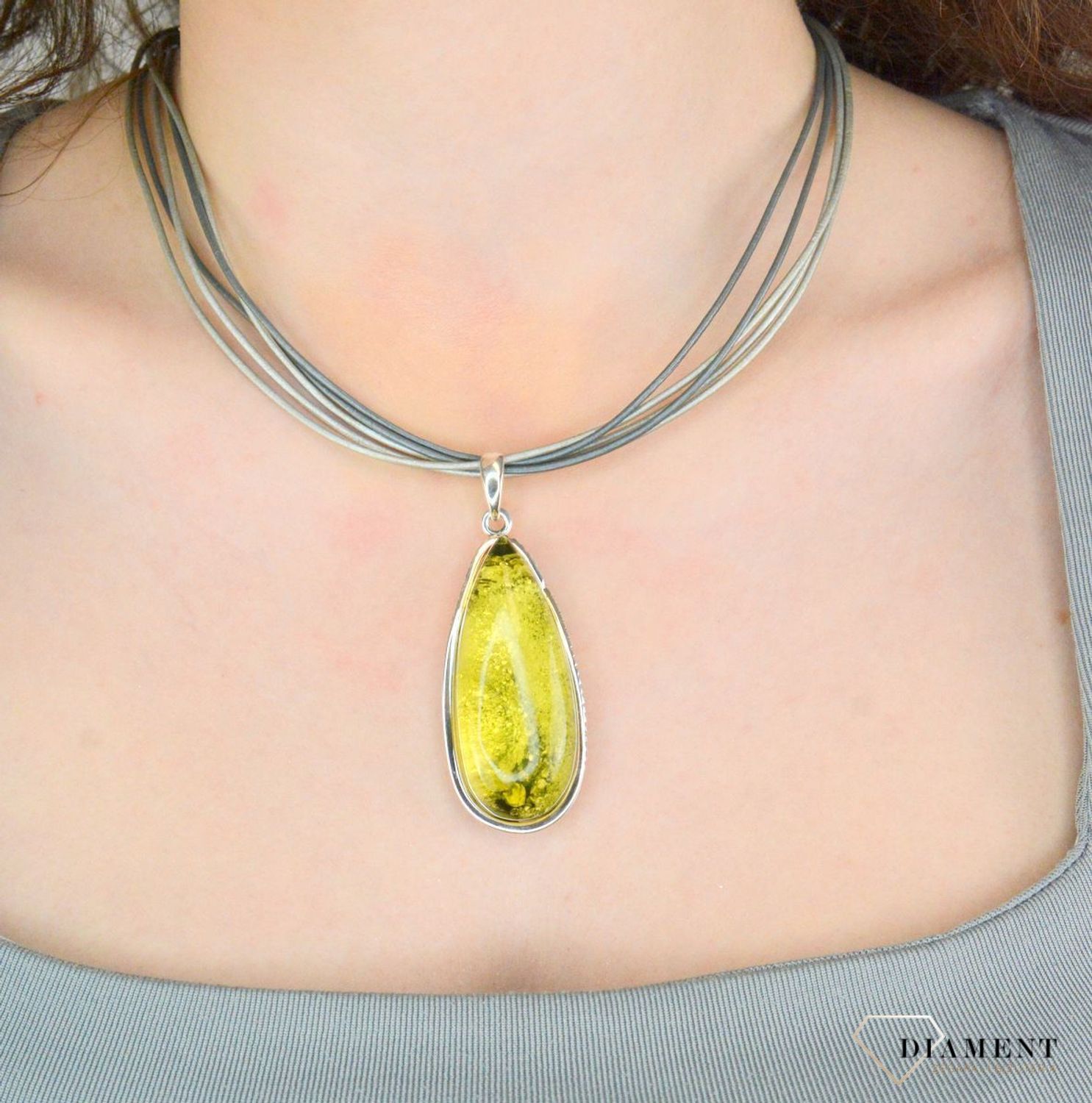 Zawieszka srebrna bursztyn bałtycki pr 925 DIA-ZAW-12762-925 Srebrna zawieszka bursztyn bałtycki w kształcie dużej łezki to propozycja od Sklepu Jubilerskiego Diament1.jpg