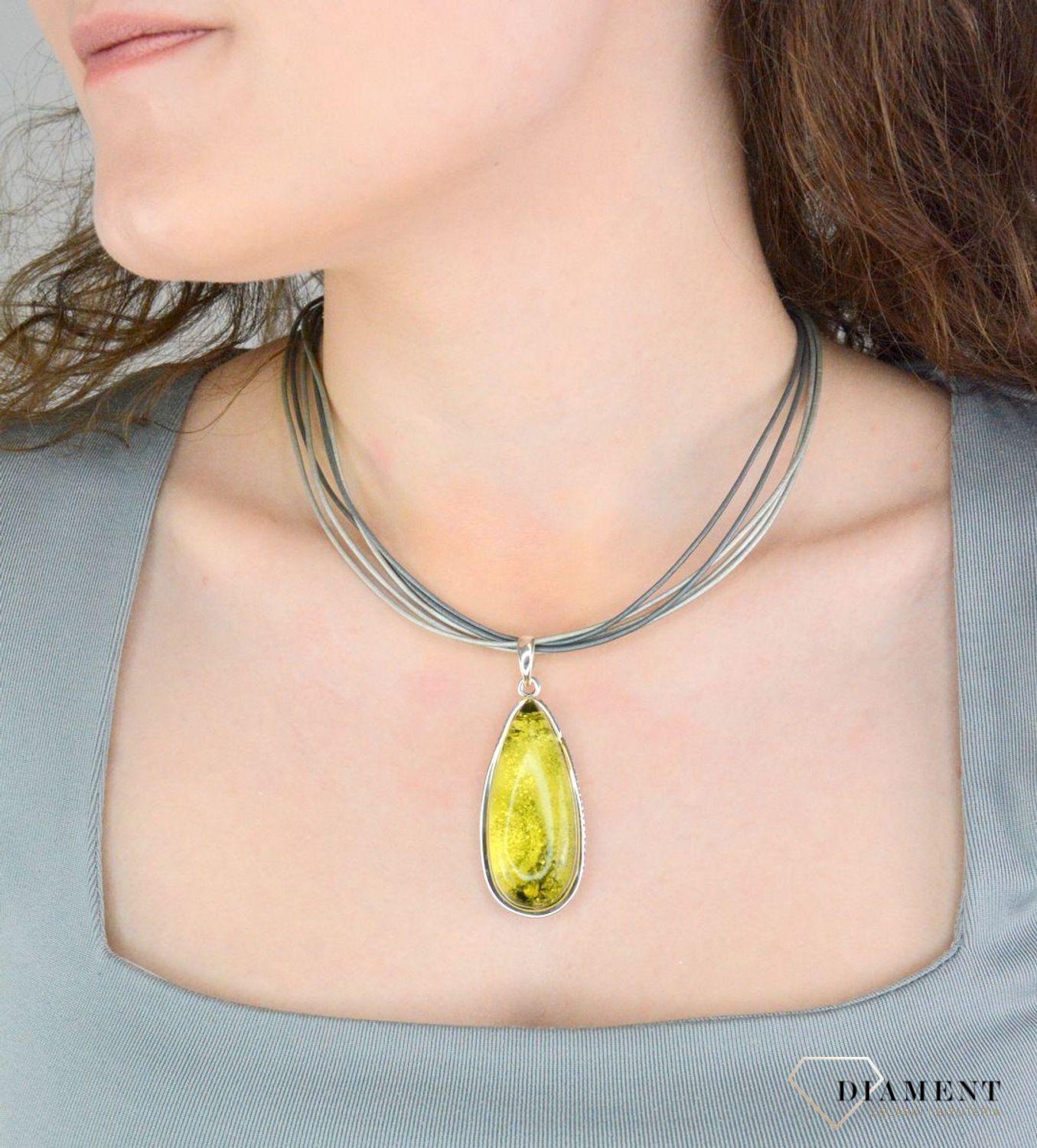 Zawieszka srebrna bursztyn bałtycki pr 925 DIA-ZAW-12762-925 Srebrna zawieszka bursztyn bałtycki w kształcie dużej łezki to propozycja od Sklepu Jubilerskiego Diament1.jpg