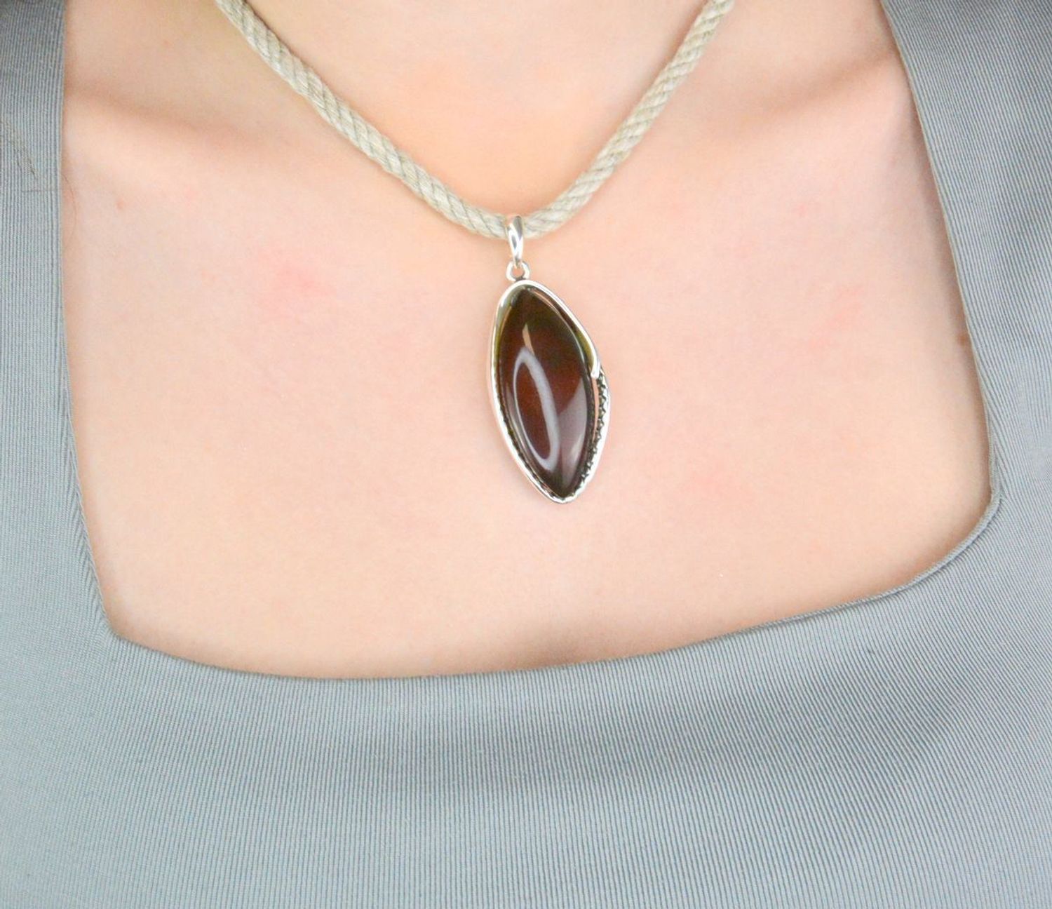 Zawieszka srebrna bursztyn bałtycki pr 925, DIA-ZAW-12763-925 Srebrna zawieszka bursztyn bałtycki w owalnym kształcie to propozycja od Sklepu Jubilerskiego Diament1.jpg