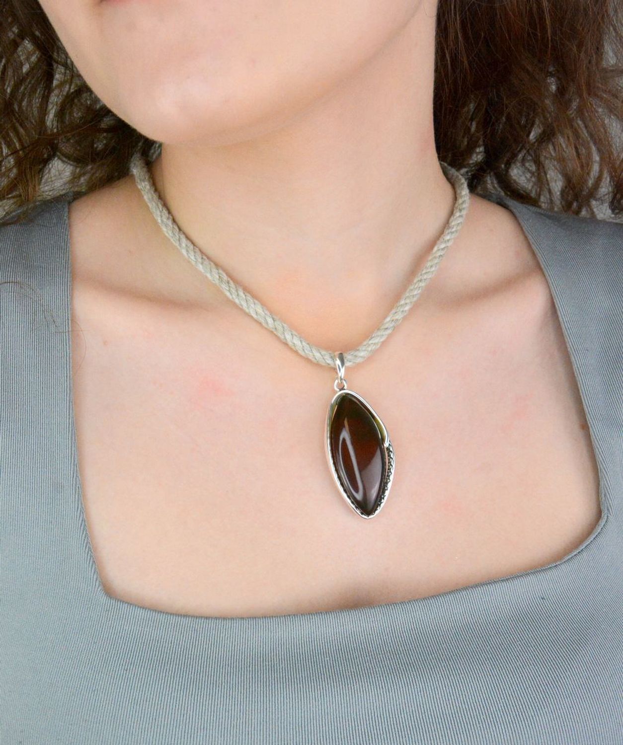 Zawieszka srebrna bursztyn bałtycki pr 925, DIA-ZAW-12763-925 Srebrna zawieszka bursztyn bałtycki w owalnym kształcie to propozycja od Sklepu Jubilerskiego Diament1.jpg