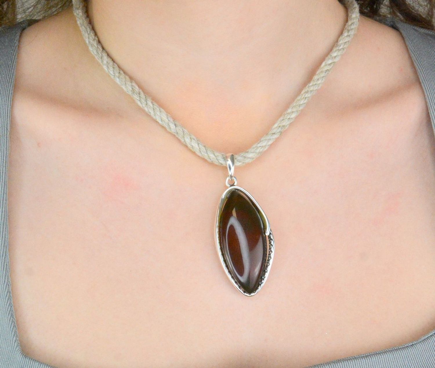 Zawieszka srebrna bursztyn bałtycki pr 925, DIA-ZAW-12763-925 Srebrna zawieszka bursztyn bałtycki w owalnym kształcie to propozycja od Sklepu Jubilerskiego Diament1.jpg