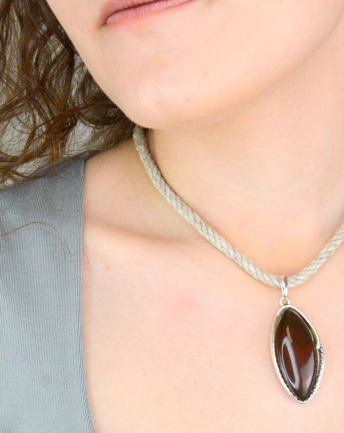 Zawieszka srebrna bursztyn bałtycki pr 925, DIA-ZAW-12763-925 Srebrna zawieszka bursztyn bałtycki w owalnym kształcie to propozycja od Sklepu Jubilerskiego Diament1.jpg