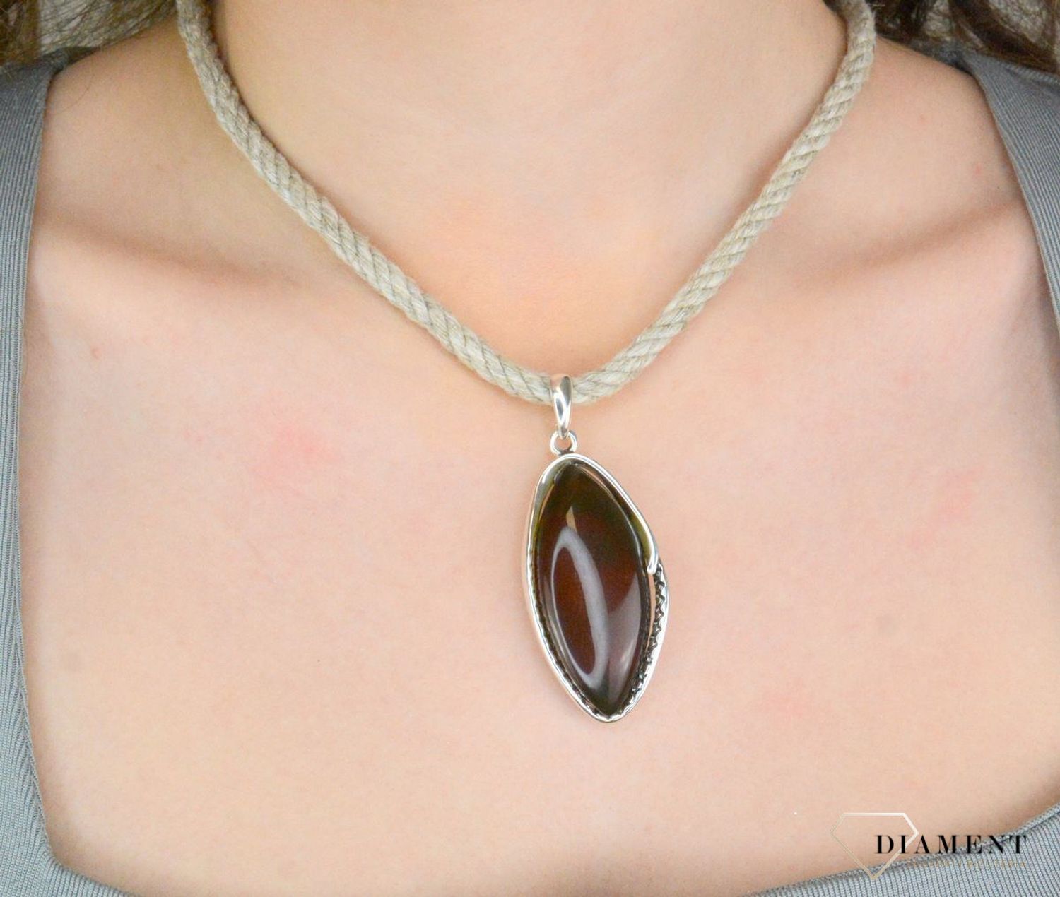 Zawieszka srebrna bursztyn bałtycki pr 925, DIA-ZAW-12763-925 Srebrna zawieszka bursztyn bałtycki w owalnym kształcie to propozycja od Sklepu Jubilerskiego Diament1.jpg