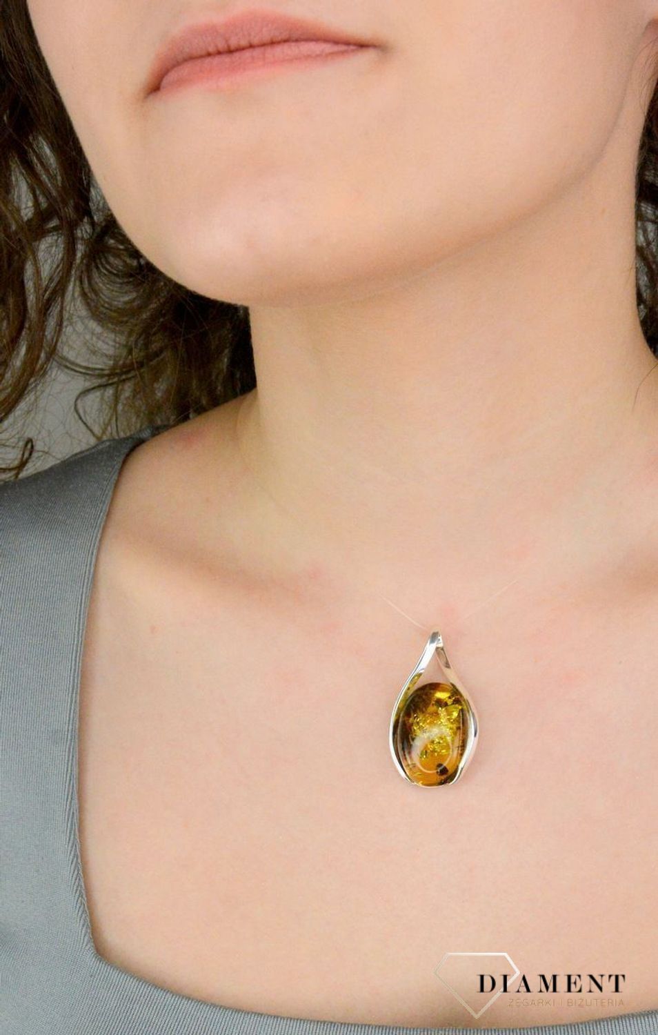 Zawieszka srebrna bursztyn bałtycki pr 925 DIA-ZAW-12766-925 Srebrna zawieszka bursztyn bałtycki w owalnym kształcie to propozycja od Sklepu Jubilerskiego Diament.1.jpg