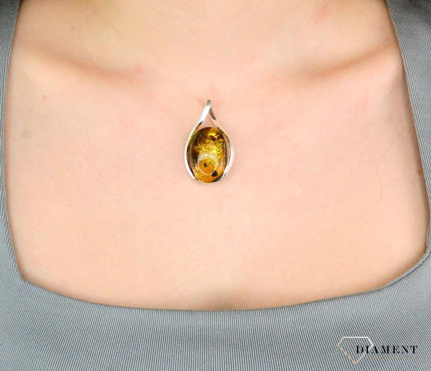Zawieszka srebrna bursztyn bałtycki pr 925 DIA-ZAW-12766-925 Srebrna zawieszka bursztyn bałtycki w owalnym kształcie to propozycja od Sklepu Jubilerskiego Diament.1.jpg