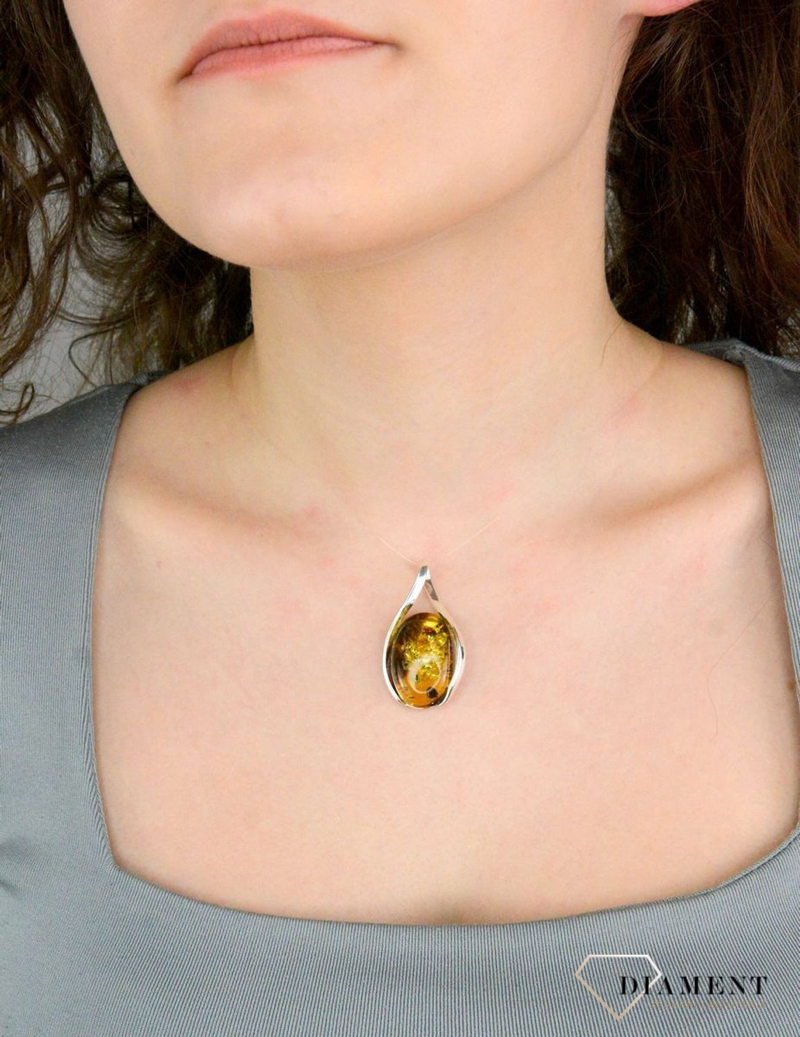 Zawieszka srebrna bursztyn bałtycki pr 925 DIA-ZAW-12766-925 Srebrna zawieszka bursztyn bałtycki w owalnym kształcie to propozycja od Sklepu Jubilerskiego Diament.1.jpg