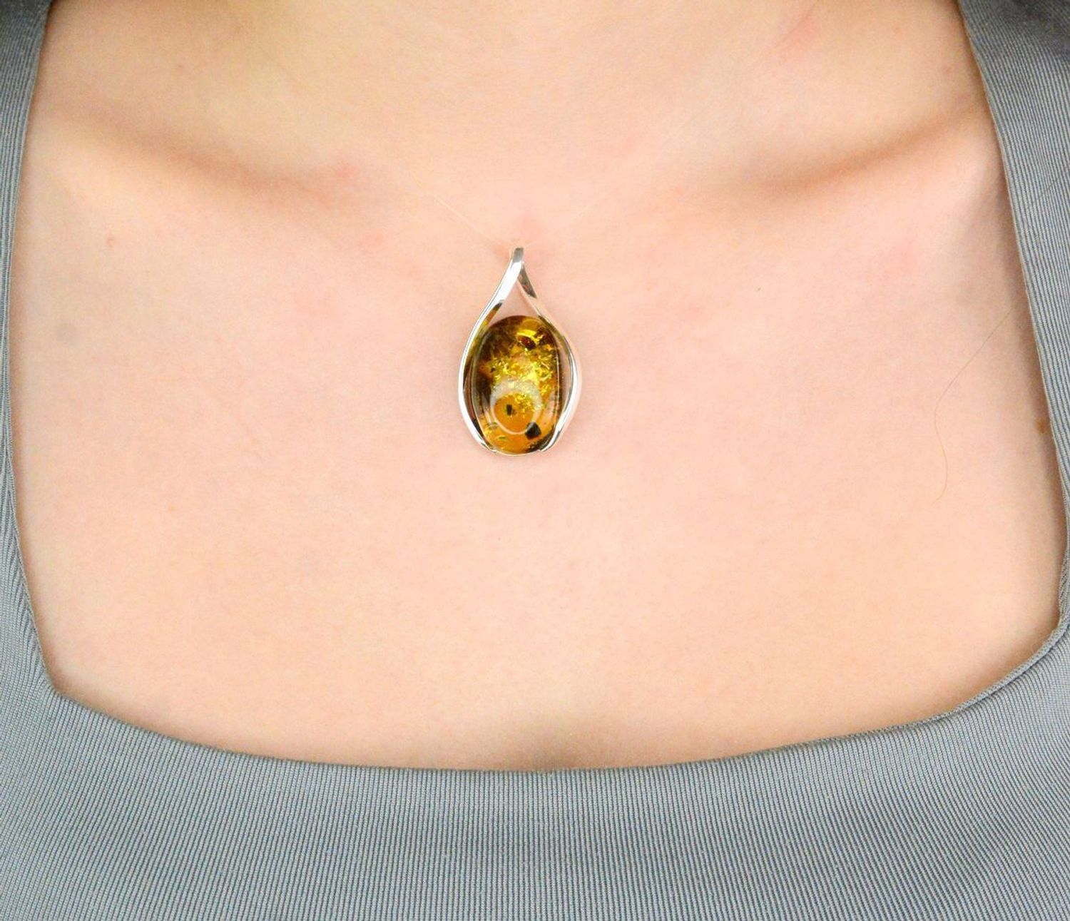 Zawieszka srebrna bursztyn bałtycki pr 925 DIA-ZAW-12766-925 Srebrna zawieszka bursztyn bałtycki w owalnym kształcie to propozycja od Sklepu Jubilerskiego Diament.1.jpg