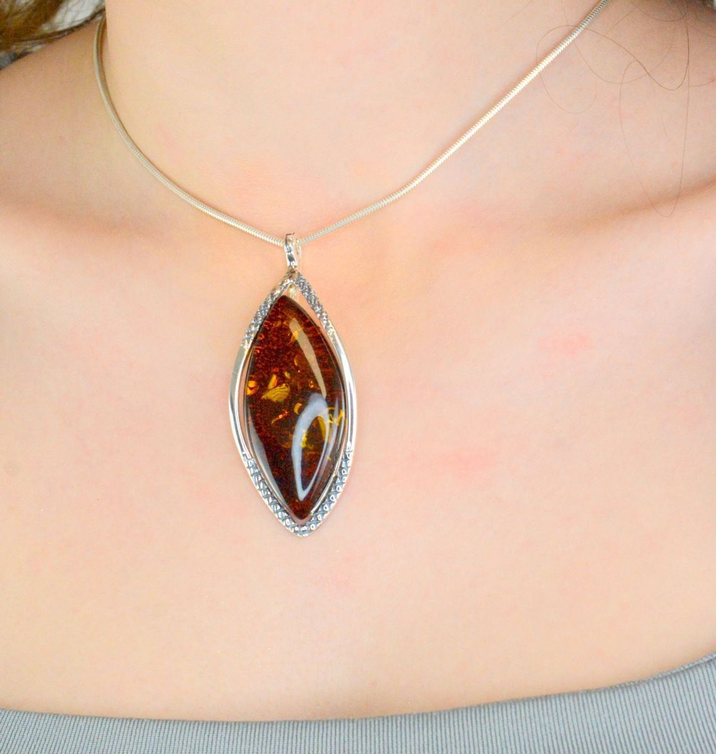 Srebrna zawieszka łezka z bursztynem bałtyckim, DIA-ZAW-12767-925.jpg