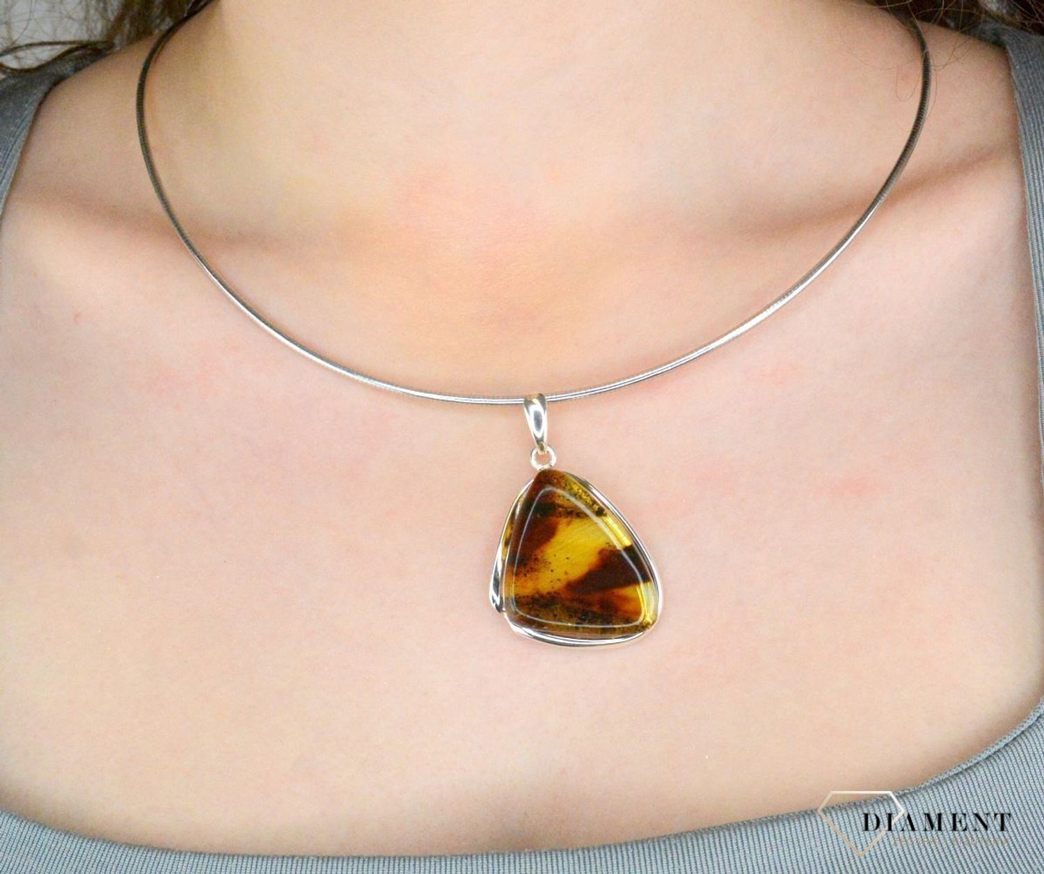 Zawieszka srebrna bursztyn bałtycki pr 925, DIA-ZAW-12768-925  Srebrna zawieszka bursztyn bałtycki w kształcie trójkąta to propozycja od Sklepu Jubilerskiego Diament.1.jpg