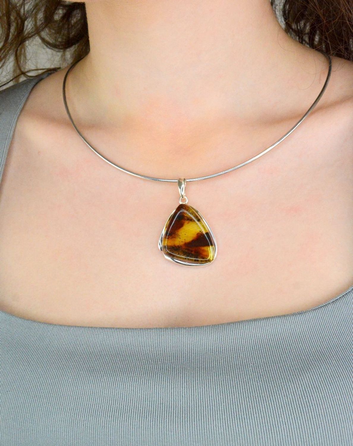 Zawieszka srebrna bursztyn bałtycki pr 925, DIA-ZAW-12768-925  Srebrna zawieszka bursztyn bałtycki w kształcie trójkąta to propozycja od Sklepu Jubilerskiego Diament.1.jpg